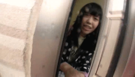 【合法ロリGIF】中出ししたマンコにもう一度挿入しようとする変態…小学生のワレメから溢れる精子がヤバい！ その3