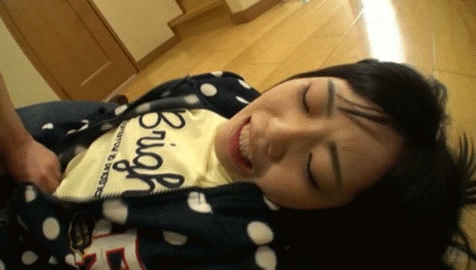 【合法ロリGIF】中出ししたマンコにもう一度挿入しようとする変態…小学生のワレメから溢れる精子がヤバい！ その6