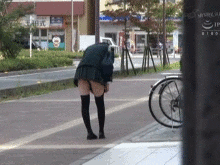 ちょっと屈めばすぐにパ●チラ…極端に短いミニスカ履く女子高生を後ろから突きまくる痴漢GIF画像