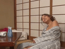 浴衣からポロリするお●ぱいに釘付け！？BBA先輩にぼ●きした男が精子を搾り取られる痴女性交GIF画像
