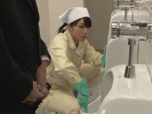 男子トイレを清掃中のおばさんがチ○ポ見て欲情！？思わずしゃぶりつく痴女セッ○スGIF画像