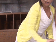 掃除中の人妻さんが乳首ポロリ！？まさかのノーブラ…気づいた男とエ●チしちゃう寝取られGIF画像