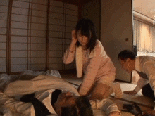 泥酔した上司のそばで娘さんをレ●プ…イラマチオされすぎて理性崩壊するメス堕ちセッ●スGIF画像