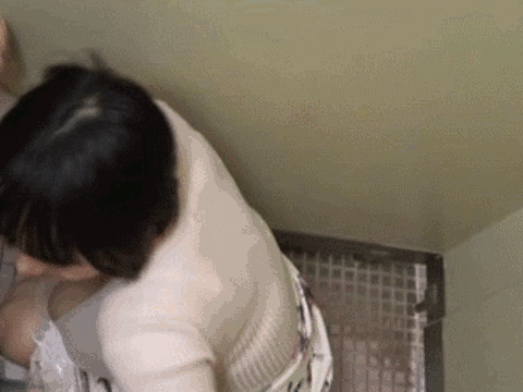 お●ぱいがでかいだけで痴漢に狙われる…着衣巨乳な女性だけを狙って中出しするレ●プGIF画像