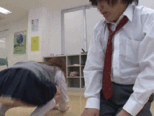 雑巾がけ中にパ○チラ…フル○起する陰キャ君に欲情する女子校生の痴女性交GIF画像